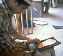 hombre haciendo una sandalia