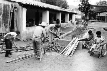 trabajadores trabajando en una casa