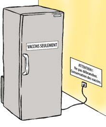 un réfrigérateur dont la porte est marquée d'une grande étiquette avec l'inscription « VACCINS SEULEMENT ». Sur le mur, au-dessus de l'endroit où le réfrigérateur est branché, un autre panneau avec l'inscription « ATTENTION !  Ne pas débrancher. Conservation des vaccins ».
