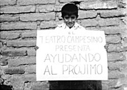 ALT=niño sosteniendo una cartulina